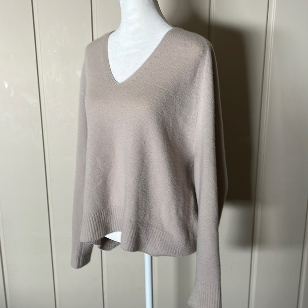 Vince v-neck cashmere sweater size medium—super soft & cozy. Neutral color.
